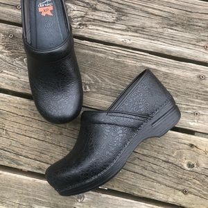 Dansko XP 2.0 Black Floral Clog (EUR 40)